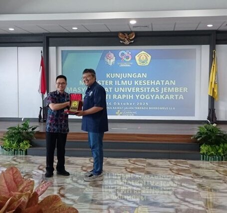 Hari Kedua (16 Oktober 2025): Studi Manajemen Rumah Sakit di RS Panti Rapih Kegiatan residensi berlanjut dengan kunjungan ke RS Panti Rapih di Jl. Cik Di Tiro No.30, Samirono, Terban, Gondokusuman, Kota Yogyakarta. Rombongan diterima oleh: •	dr. Dion Sulistyo, M.P.H. – Direktur SDM & Umum •	Dr. dr. Jodi Christian Indra Visnu, M.P.H. – Hospital Representative •	Wahyu Widjajanti Rahaju, S.K.M. – Kepala Bidang SDM Dalam kesempatan ini, mahasiswa menerima materi terkait Sejarah dan layanan unggulan, Manajemen limbah medis, Pengembangan SDM & pelatihan wajib, Manajemen kinerja SDM dan Inovasi layanan & kebijakan mutu. Residensi memberikan mahasiswa pengalaman komprehensif mulai dari identifikasi masalah K3 di industri, analisis kebijakan kesehatan pemerintah, hingga praktik manajemen rumah sakit modern.