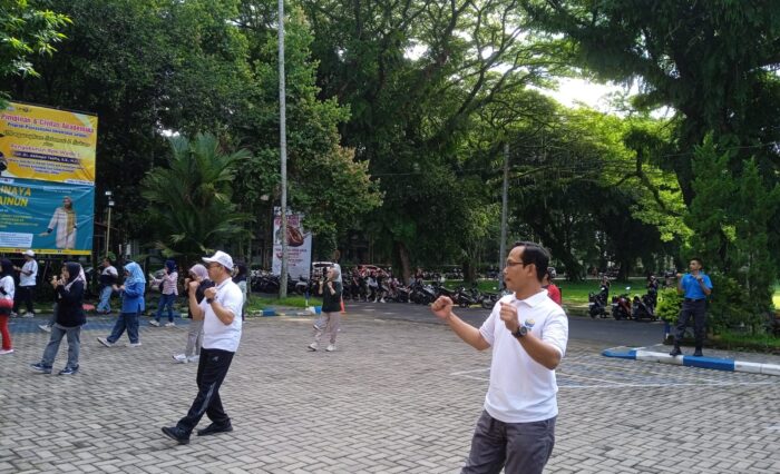 Program Pascasarjana Universitas Jember (UNEJ) menggelar kegiatan Senam Sehat pada Jumat pagi (31/10) di halaman gedung Pascasarjana